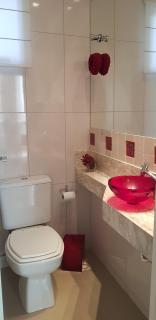 Ótimo apt 3 suítes, 2 garagens, 75 m da praia, ar - 5