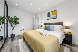 Modern Spacious 5 BR I 3 baths house in Wembley with Free Parking - 9