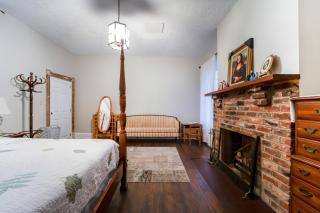 Central 4BR Historic Gem Near Colleges - 2