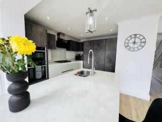 The Modern Bay - Stylish 5-bed Retreat with Garden - Knowsthorpe - 7