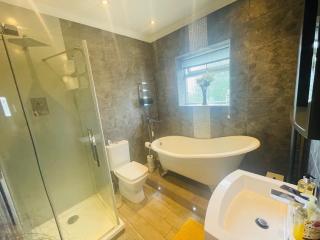 The Modern Bay - Stylish 5-bed Retreat with Garden - Knowsthorpe - 3