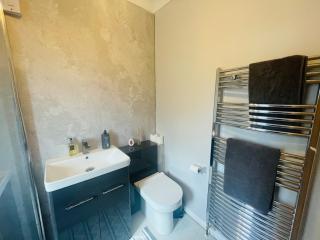 The Modern Bay - Stylish 5-bed Retreat with Garden - Knowsthorpe - 2