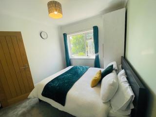The Modern Bay - Stylish 5-bed Retreat with Garden - Knowsthorpe - 1