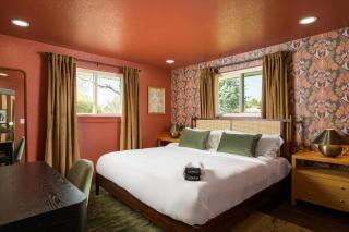 Luxehottubfirepitgameroomsspeakeasyfamretreat - 5