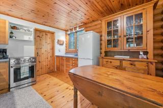 Stonewood - Private Shoreline Log Cabin - 2