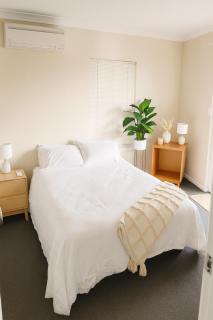 Waterfront bliss, spacious corner block - 4