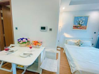 Studio Apt With Gym, Swimming Pool, BBQ, Tennis Facilities Available For Delux Studio In City Centre - 1