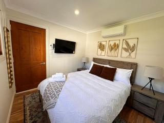 Modern Home 2mins walk to Wollongong University with Free Parking and Fast Internet - 4