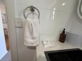 Modern Home 2mins walk to Wollongong University with Free Parking and Fast Internet - 2