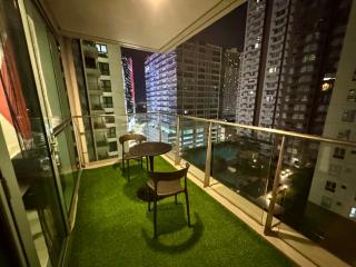 BGC One Uptown 2bedroom with balcony and 1 free parking - 2