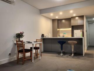 High-Rise Suite with City Views - 6