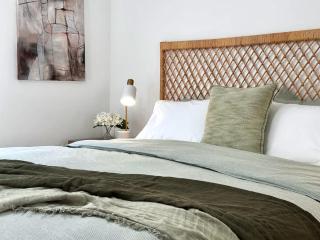 Elanora Escape- Hillside Retreat - 1