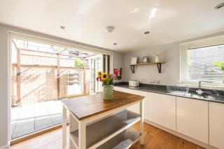 Gorgeous central 3 bed house free parking & garden - 6