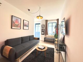 Stylish Mini Loft for 4 - Free Public Parking - 3