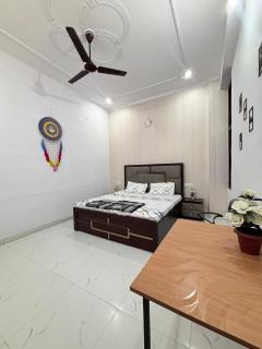 Spacious 1bhk Non Ac - By Tulsi Homestay - Haldwāni - 1