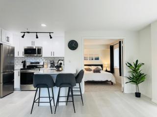 Modern 2Br-2Ba Belltown Condo with Free Garage Parking - 0