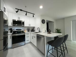 Modern 2Br-2Ba Belltown Condo with Free Garage Parking - 7