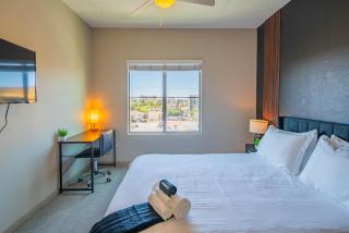 Upscale 2BRDowntown Apartment Balcony & Amenities - 6