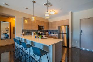 Upscale 2BRDowntown Apartment Balcony & Amenities - 5