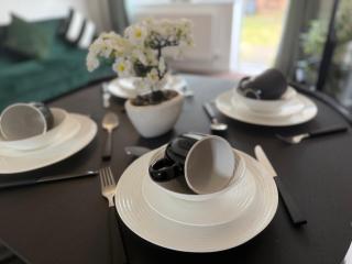 Modern 2BR Stay FREE WIFI FREE PARKING - 2