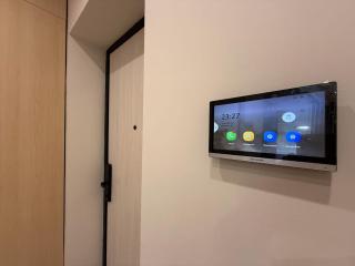 В центре города рядом с Мегой - 4