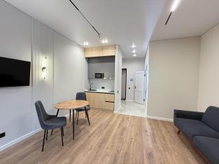 В центре города рядом с Мегой - 1