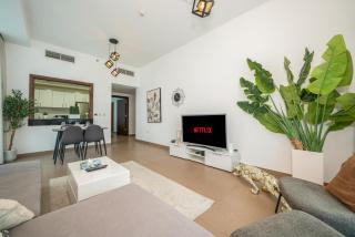 Luxury 1BR with Pool, Gym Canal & Burj Khalifa view - 7