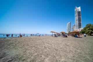 Casa Sol 3BR Apartment, Balcony, 5Gbps WiFi, Walk to Beach & Shops - 8