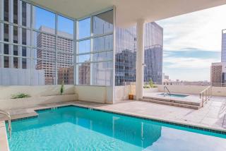 Bright & Stylish 2BR High-Rise Pool Gym Access - 4
