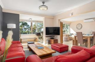 Stylish 3 Beds Apartment by awshost - 8