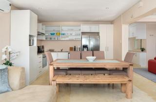 Stylish 3 Beds Apartment by awshost - 5