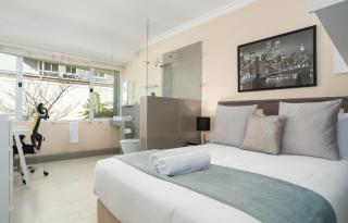 Stylish 3 Beds Apartment by awshost - 1