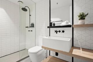 Modern 2BR Apt at Marvel Stadium with Parking & Rooftop Pool - 8