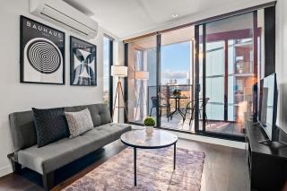 Modern 2BR Apt at Marvel Stadium with Parking & Rooftop Pool - 0