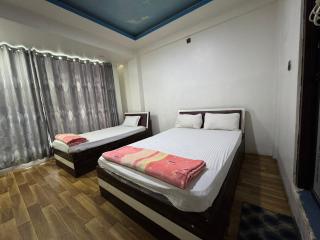 London Hotel and Lodge - Heṭauḍā - 9