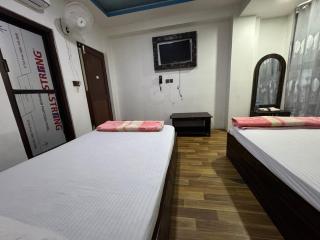 London Hotel and Lodge - Heṭauḍā - 7