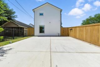 Houston Cozy Retreat - 3BR 3BA - Downtown Views Duplex - 2