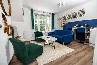Modern 2-Bed Apartment - Near Train and Town - Parking Available - 0