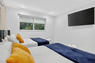 Luxe 4BR Miami Pool&near Airport - 2