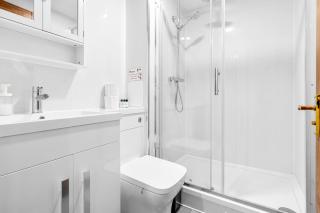 Ensuite Double Godino Hotel by Ilford Station - 3