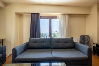 Spacious One Bedroom Apartment with View and Elevator - 7