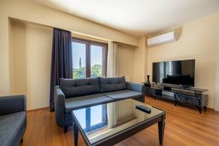 Spacious One Bedroom Apartment with View and Elevator - 2