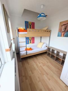 Central Pembrokeshire family home pets welcome 7 guests - Neyland - 2