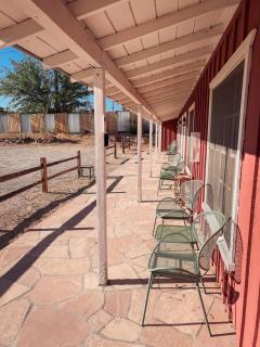 Room 4 - Downtown Joshua Tree Motel - Pet Friendly - Walk to Shops & Visitor Center, Minutes to Park Entrance - Joshua Tree - 3
