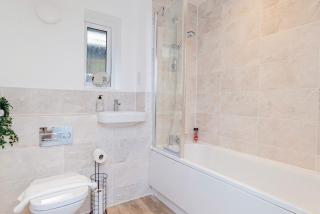Stylish 3 Bedroom Home Perfect for Families - Bicester - 9