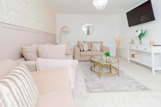 Stylish 4 Bedroom Home Perfect for Families - 7