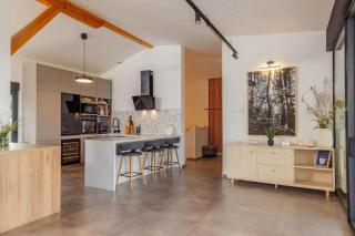 Villa Vida - Luxury Villa with Saltwater Pool and City View - 7