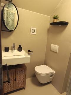 Charming 2BR Cottage by the Sea - 2