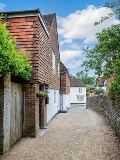 Stylish 2-bed 16th-century apartment in Petersfield town centre, - 5
