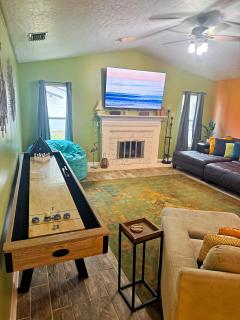 WOW! Kids Love It! 4BR Bradenton, Free Heated Pool, Hot Tub, Games - 4